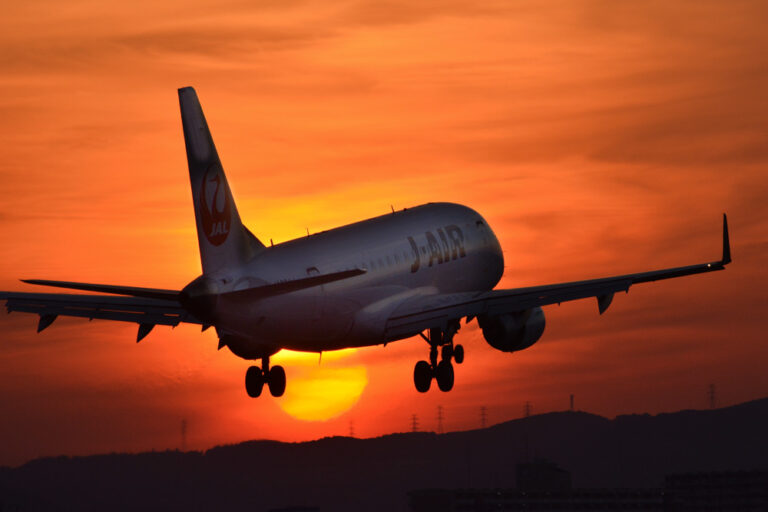 夕日と飛行機の写真