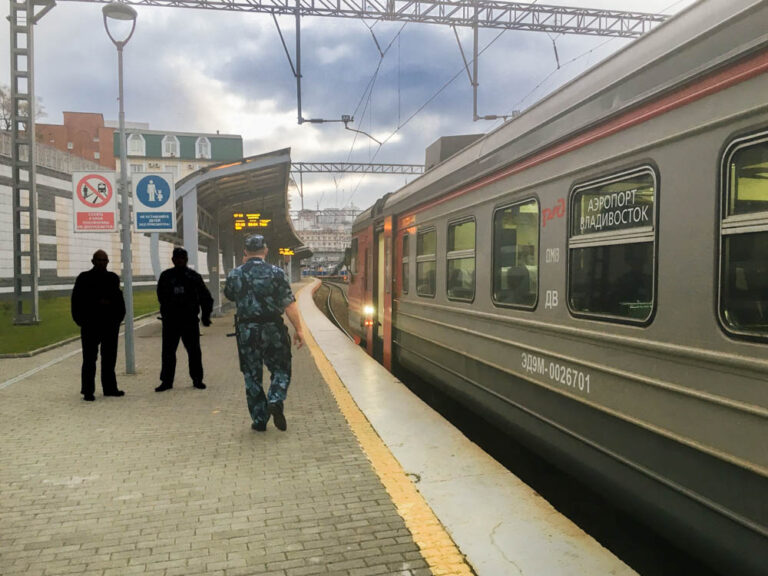 軍人と鉄道