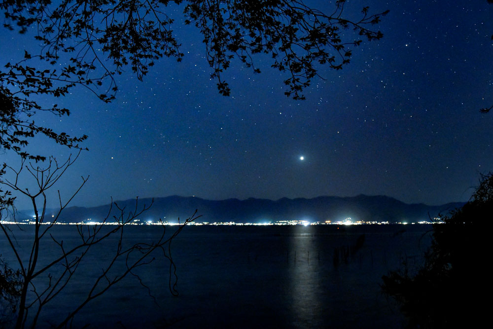 湖岸から星景 